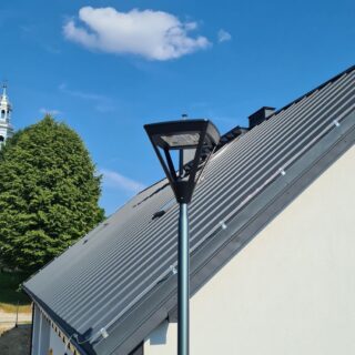 Czarna lampa parkowa LED